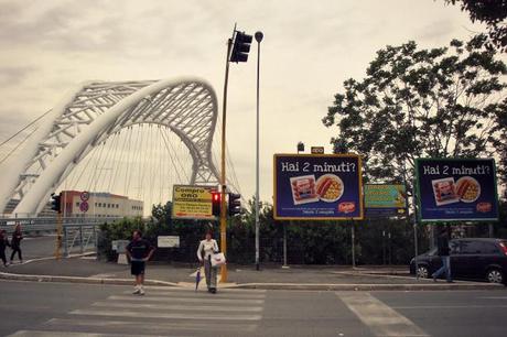 IL BELLISSIMO PONTE CHE CONGIUNGE OSTIENSE E GARBATELLA ASSALITO DALLA FAME CARTELLONARA E RIDOTTO A UNA CAGATA PAZZESCA. SCENETTE ROMANE