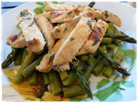 Pollo alla griglia su… un generossissimo letto di Asparagi!