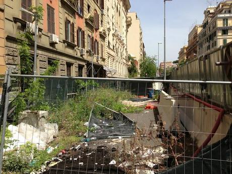 LE FOTO DI VIA ALBALONGA, MARTORIATA DALLA SOSTA SELVAGGIA (ANCHE DELLA MUNICIPALE), MENTRE IL CANTIERE DEL NUOVO PARKING E' BLOCCATO...