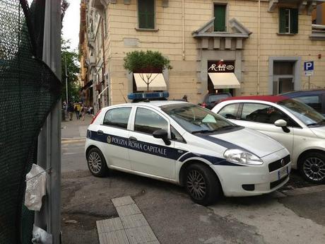 LE FOTO DI VIA ALBALONGA, MARTORIATA DALLA SOSTA SELVAGGIA (ANCHE DELLA MUNICIPALE), MENTRE IL CANTIERE DEL NUOVO PARKING E' BLOCCATO...