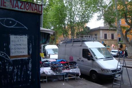 VIALE TRASTEVERE: CRONACA DI UN BOULEVARD MAI NATO, OGGI TRASFORMATO IN MERCATINO DELLE PULCI. BANCARELLE, CAMION IN DOPPIA FILA E CARTONI CHIQUITA