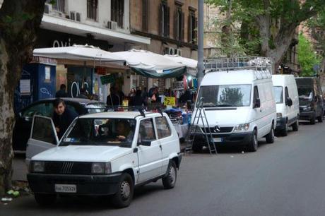 VIALE TRASTEVERE: CRONACA DI UN BOULEVARD MAI NATO, OGGI TRASFORMATO IN MERCATINO DELLE PULCI. BANCARELLE, CAMION IN DOPPIA FILA E CARTONI CHIQUITA