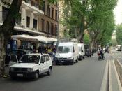 Viale trastevere: cronaca boulevard nato, oggi trasformato mercatino delle pulci. bancarelle, camion doppia fila cartoni chiquita