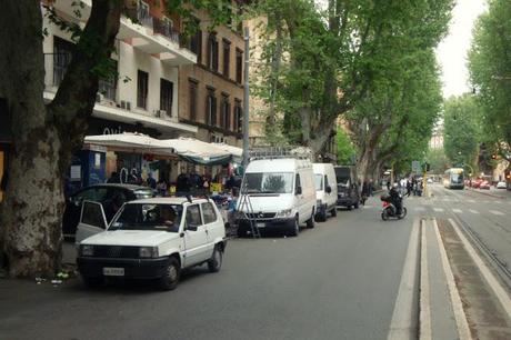 VIALE TRASTEVERE: CRONACA DI UN BOULEVARD MAI NATO, OGGI TRASFORMATO IN MERCATINO DELLE PULCI. BANCARELLE, CAMION IN DOPPIA FILA E CARTONI CHIQUITA