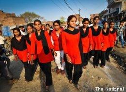 Nasce la Brigata Rossa: le donne pattugliano le strade dell’India per prevenire gli stupri