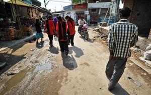 Nasce la Brigata Rossa: le donne pattugliano le strade dell’India per prevenire gli stupri