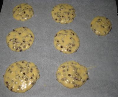 Oggi è domenica!!! Prepariamo  I Cookies alle gocce di cioccolato super morbidi