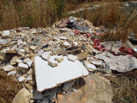 Salemi, una discarica a cielo aperto da Via Favara, in centro