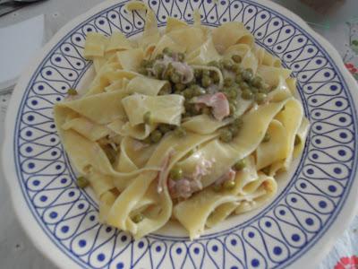 Tagliatelle panna prosciutto e piselli