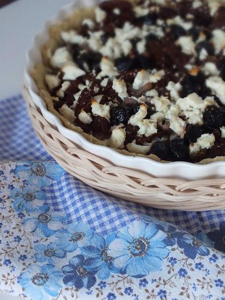 Torta salata con pomodori secchi, feta, olive ed acciughe.