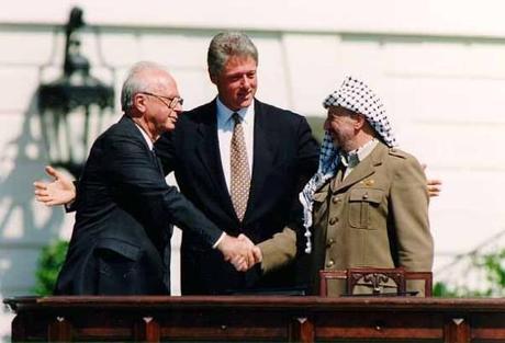 Cronistoria del conflitto israelo-palestinese (parte terza) Yitzhak Rabin e Yasser Arafat, con Bill Clinton alla cerimonia per la firma degli accordi di Oslo, 13 settembre 1993