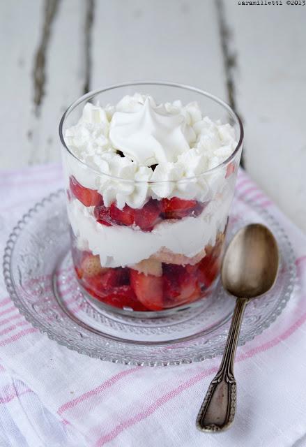 Trifle con panna, fragole e meringhe rigorosamente Home Made