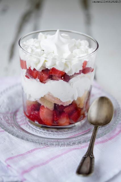 Trifle con panna, fragole e meringhe rigorosamente Home Made