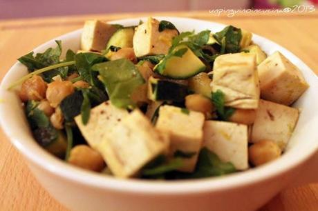 Tofu saltato con ceci, zucchine e rucola