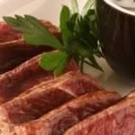 Ricette di carne: tagliata al pepe verde con erbe aromariche