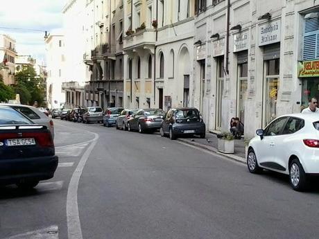 Ancora cronache dalla città che ti fa passare la voglia di passeggiare. I commercianti hanno determinato questo e questo li ha distrutti: ovvio che la gente si rifugi nei centri commerciali, solo lì è plausibile una serena passeggiata per negozi