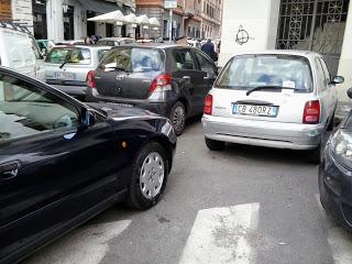 Ancora cronache dalla città che ti fa passare la voglia di passeggiare. I commercianti hanno determinato questo e questo li ha distrutti: ovvio che la gente si rifugi nei centri commerciali, solo lì è plausibile una serena passeggiata per negozi