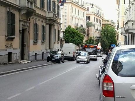 Ancora cronache dalla città che ti fa passare la voglia di passeggiare. I commercianti hanno determinato questo e questo li ha distrutti: ovvio che la gente si rifugi nei centri commerciali, solo lì è plausibile una serena passeggiata per negozi