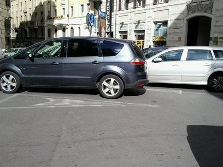 Ancora cronache dalla città che ti fa passare la voglia di passeggiare. I commercianti hanno determinato questo e questo li ha distrutti: ovvio che la gente si rifugi nei centri commerciali, solo lì è plausibile una serena passeggiata per negozi