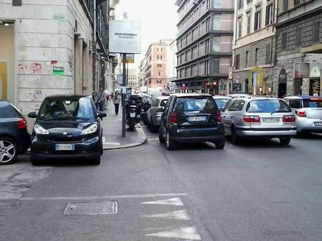 Ancora cronache dalla città che ti fa passare la voglia di passeggiare. I commercianti hanno determinato questo e questo li ha distrutti: ovvio che la gente si rifugi nei centri commerciali, solo lì è plausibile una serena passeggiata per negozi