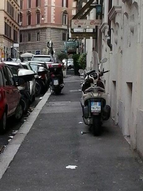 Ancora cronache dalla città che ti fa passare la voglia di passeggiare. I commercianti hanno determinato questo e questo li ha distrutti: ovvio che la gente si rifugi nei centri commerciali, solo lì è plausibile una serena passeggiata per negozi