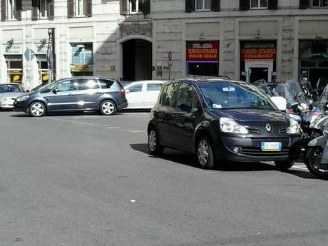 Ancora cronache dalla città che ti fa passare la voglia di passeggiare. I commercianti hanno determinato questo e questo li ha distrutti: ovvio che la gente si rifugi nei centri commerciali, solo lì è plausibile una serena passeggiata per negozi