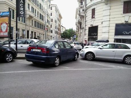 Ancora cronache dalla città che ti fa passare la voglia di passeggiare. I commercianti hanno determinato questo e questo li ha distrutti: ovvio che la gente si rifugi nei centri commerciali, solo lì è plausibile una serena passeggiata per negozi