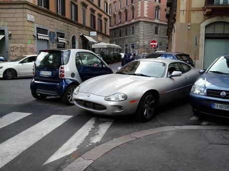 Ancora cronache dalla città che ti fa passare la voglia di passeggiare. I commercianti hanno determinato questo e questo li ha distrutti: ovvio che la gente si rifugi nei centri commerciali, solo lì è plausibile una serena passeggiata per negozi