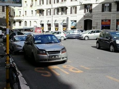 Ancora cronache dalla città che ti fa passare la voglia di passeggiare. I commercianti hanno determinato questo e questo li ha distrutti: ovvio che la gente si rifugi nei centri commerciali, solo lì è plausibile una serena passeggiata per negozi