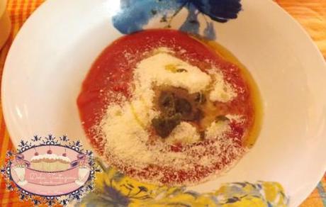 Nel frattempo, sgocciolare i pelati (io ho utilizzato la passata di pomodoro), metterli in una ciotola e schiacciarli con una forchetta, condire con basilico, sale, olio o burro e parmigiano.