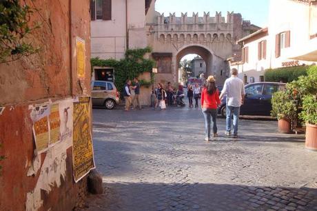 LE AFFISSIONI ABUSIVE A TRASTEVERE: SONO ANNI CHE LE SEGNALIAMO AI PICS, PORTA SETTIMIANA CONTINUA AD ESSERE INSUDICIATO DAI BUZZURRI ATTACCHINI