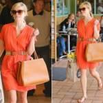 Reese Witherspoon a passeggio sceglie un look comodo ma chic. Abitino arancione abbinato ad accessori color cuoio e flats ai piedi. Ci piace, promossa!