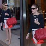 Olivia Palermo ha classe da vendere. Non vi è una foto in cui non appare sempre elegante e chic. Eccola a Cannes, fuori ad un Hotel, con una mise di classe. L'accessorio che preferesce? Il suo innato fascino. Promossa