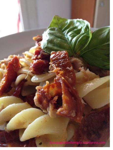 Fusilli con tonno e pomodori secchi