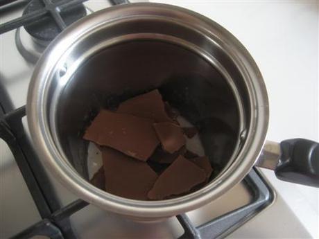Sciogliere il cioccolato in un pentolino con un filo di latte a fiamma bassissima