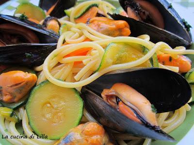 Piatti di pesce: Spaghetti con verdure e cozze