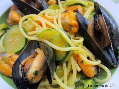 Piatti di pesce: Spaghetti con verdure e cozze