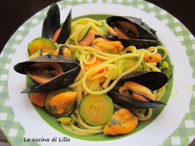 Piatti di pesce: Spaghetti con verdure e cozze