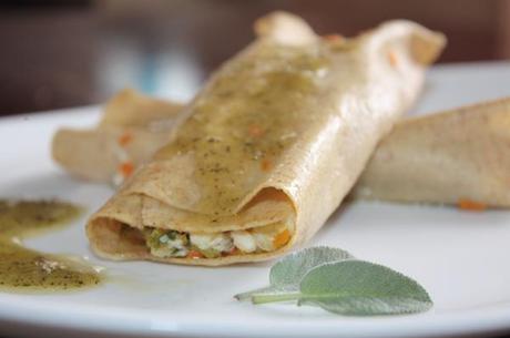 Cannelloni con sfoglia di orzo e farina integrale farciti con spigola e zucchine e accompagnati da pesto di mandorle e salvia