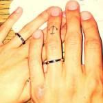 La foto postata da Belen Rodriguez che mostra le due mani della giovane coppia, unite, con le fedi al dito