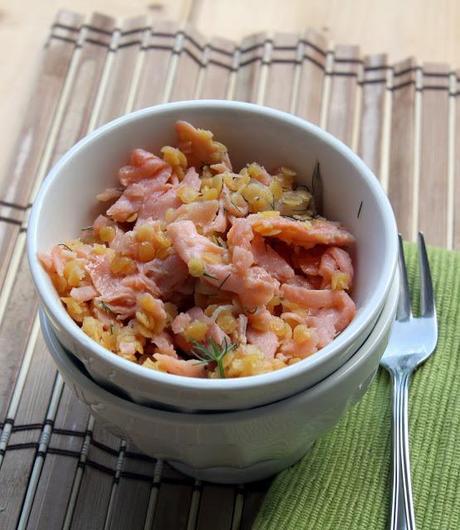 Insalata di lenticchie, salmone affumicato e cipollotti