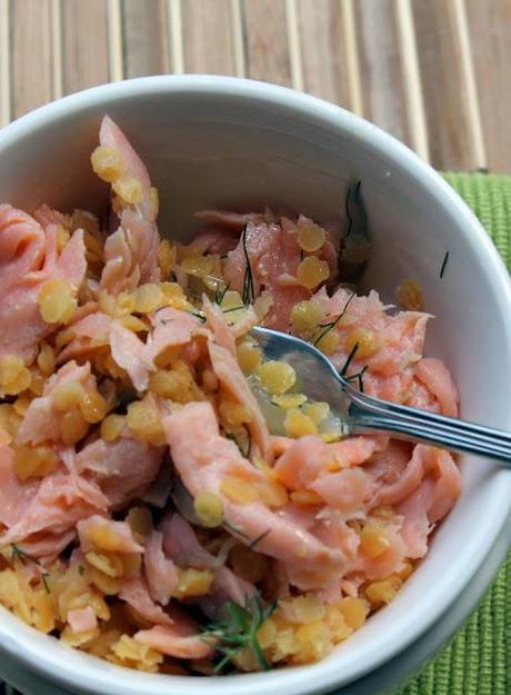 Insalata di lenticchie, salmone affumicato e cipollotti