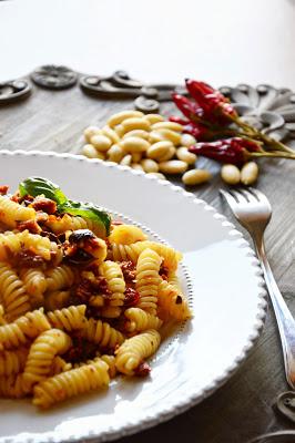 FUSILLI con PESTO di POMODORI SECCHI e MANDORLE