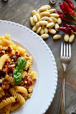 FUSILLI con PESTO di POMODORI SECCHI e MANDORLE