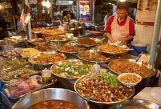 Mia zia vende frutta, Mio zio ripara scarpe. In Thailandia siamo tutti parenti.