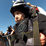 Festeggia i 102 anni lanciandosi con il paracadute (video)