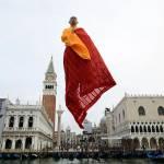 Biennale: Li Wei, 5 foto volo su Venezia05