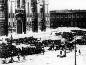 Moti di Milano - Piazza Duomo in stato d'assedio.