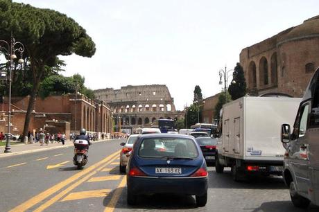 VIA DEI FORI IMPERIALI E' UN'AUTOSTRADA, PEDONALIZZARLA E' UN OBBLIGO MORALE IMPRESCINDIBILE PER QUALSIASI SINDACO