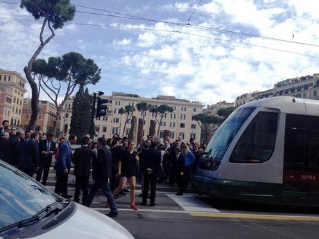 Inaugurati dopo 5 anni di governo Alemanno 300 metri di tram. E tutt'intorno il disastro, ecco le foto